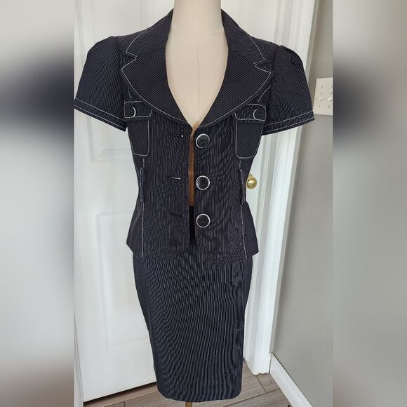 Suzy Shier Navy Pinstripe skirt suit - jacket is a 5/6 and Skirt is a size 0 - Picture 2 of 15